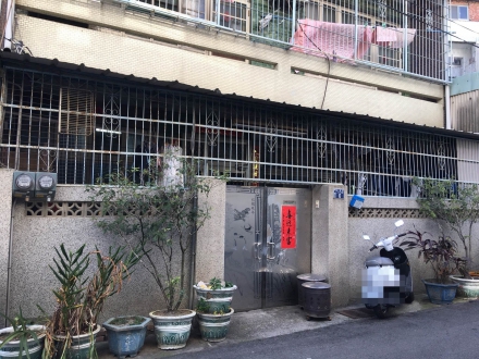 台中市南區南區崇倫街111巷6號   崇倫國中 靜巷大地坪大面寬透天