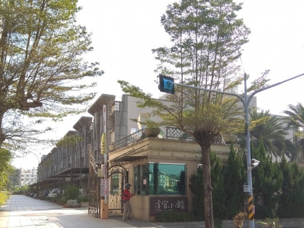 南投縣草屯鎮富林路一段33巷32號｜南開科大【達寬小鎮】車庫別墅