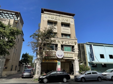 台中市東區東英路597號｜【東英路獨棟雙併店面別墅】十甲路商圈｜新光黃昏市場